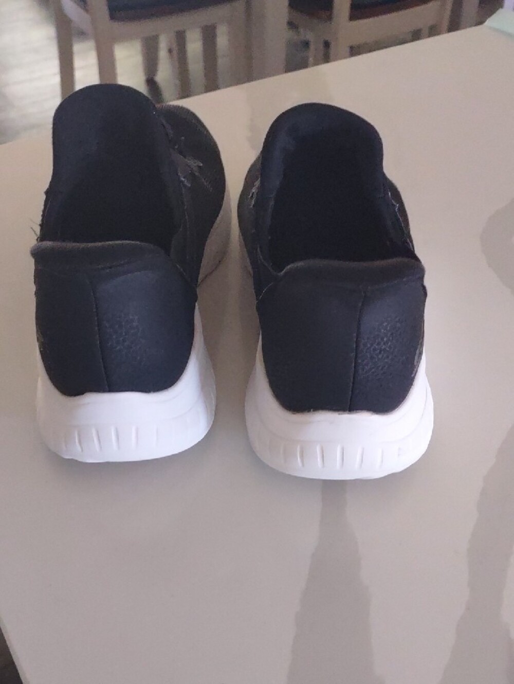 Skechers Women's Black Knit Slip-in Sneakers with White Sole  Size 10 Like New - Picture 3 of 6